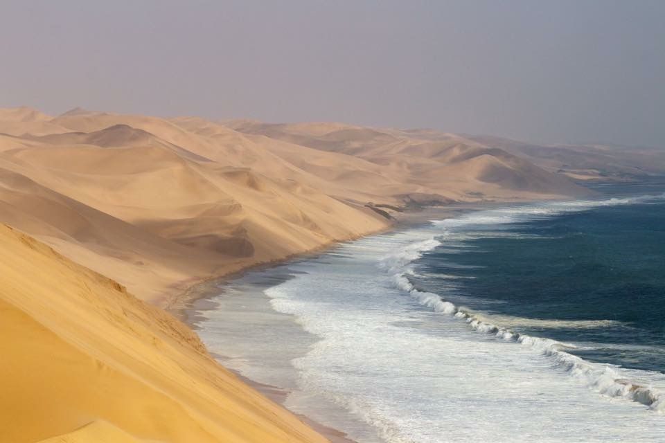Sanddünen, die direkt in den Atlantik abfallen – Namibia