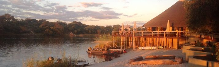 Lodge an einem Fluss im Abendlicht – Namibia